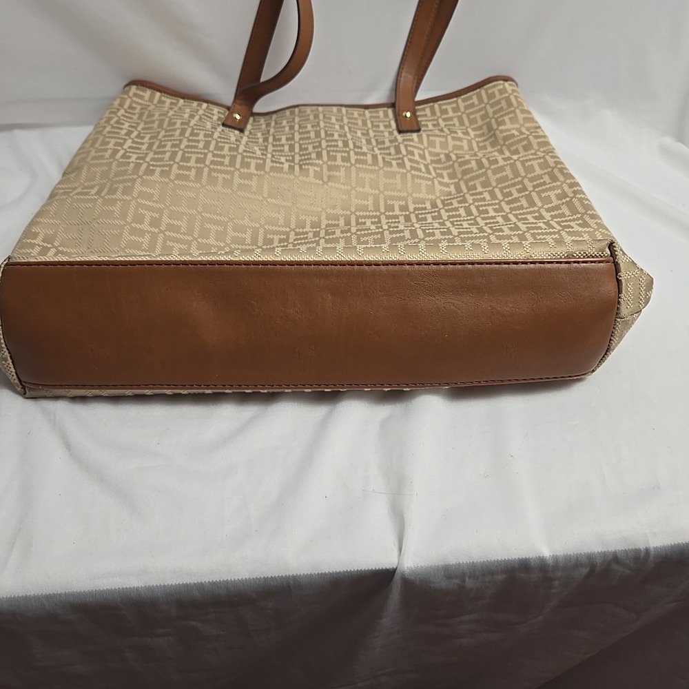 Tommy Hilfiger Tote Signature TH Brown Shopping Handbag W/Pouch MSRP‎ $108.00 - Picture 6 of 11